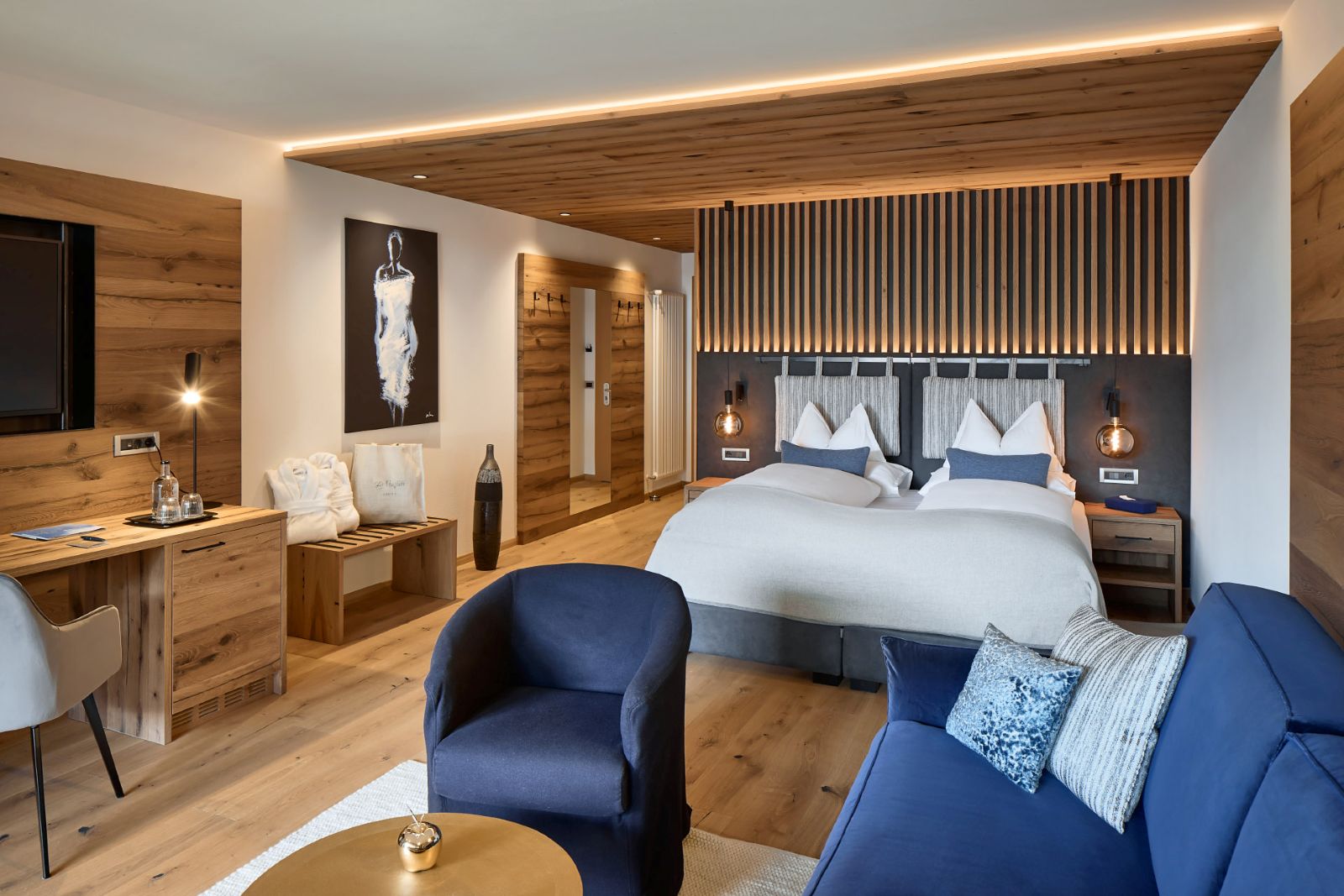 Hotel La Majun, La Villa - double room with sofa and desk